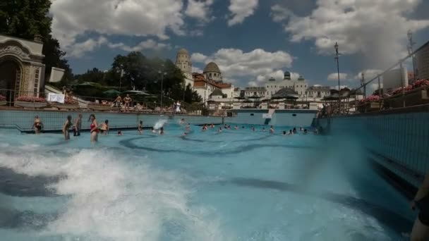 Budapešť – 2. července 2018: pohled od termální lázně Gellért. Umělé mořská vlna, lidé různých ras. — Stock video