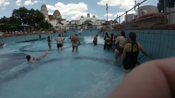 Boedapest - 2 juli 2018: uitzicht op de Gellert thermaalbad. Kunstmatige zee Golf, mensen van verschillende rassen. — Stockvideo