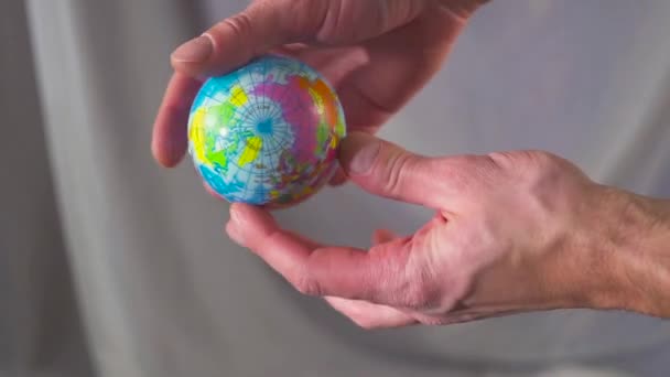 Die Hand hält und den Globus hochwirft. Die Welt liegt in deinen Händen. Zeitlupe — Stockvideo