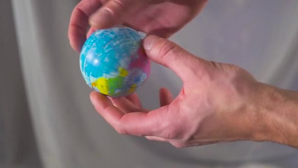 De hand houden en overgeven aan de hele wereld. De wereld ligt in jouw handen. Slow motion — Stockvideo