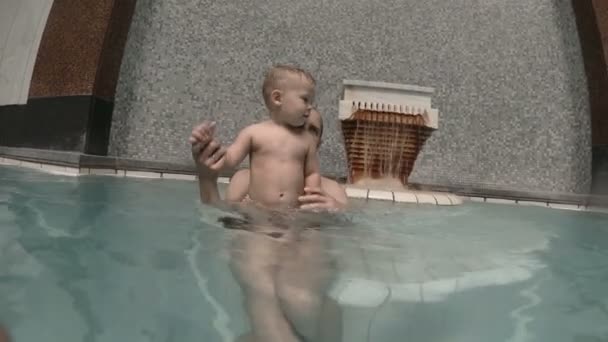 Baby med pappa simning i poolen. far och son — Stockvideo