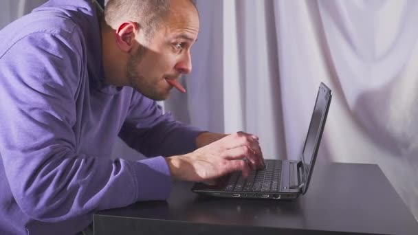 Krank Fressen Sie Mann Leckt Laptop — Stockvideo