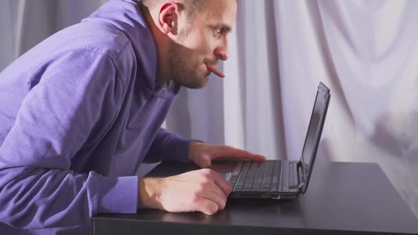 Slecht eet u. Man likken laptop. — Stockvideo