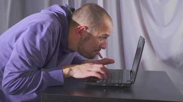 Übel fressen dich. Mann leckt Laptop. — Stockvideo