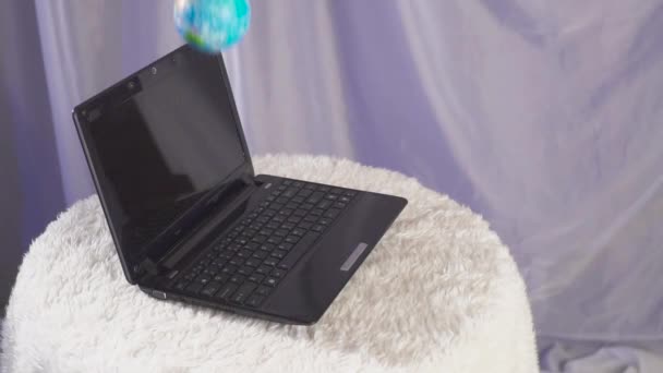 Globe na laptopa jako internet koncepcja. Zwolnionym tempie — Wideo stockowe