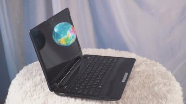 dizüstü bilgisayarda Internet kavramı küre. Ağır çekim