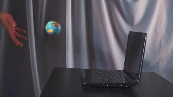 Dizüstü Bilgisayarda Internet Kavramı Küre — Stok video