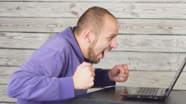 Der Mann - der Fußballfan, schaut sich ein Fußballspiel im Internet an — Stockvideo