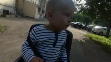 süre sürüş ve etrafa Bisiklet sandalyede oturan çocuk çocuk