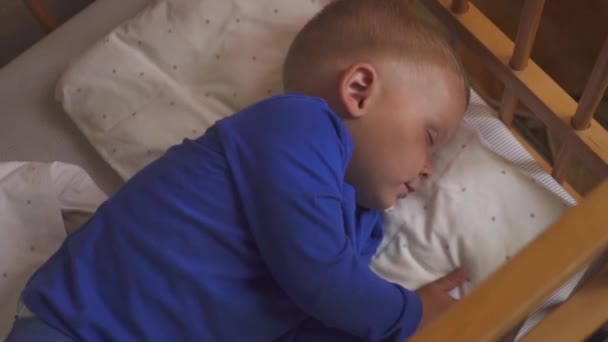 Спящий ребенок счастлив. ночные и счастливые сны, никаких комаров, никакого шумного дома и удобных матрасов . — стоковое видео