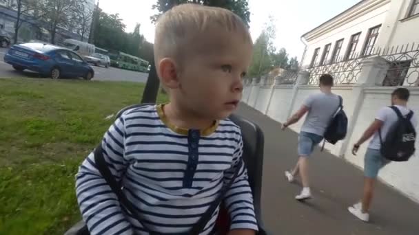 Süre sürüş ve etrafa Bisiklet sandalyede oturan çocuk çocuk — Stok video