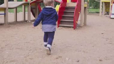 Çocuk oyun parkı veya anaokulu üzerinde oynanır. Çocuk eğlence eğlencelidir.