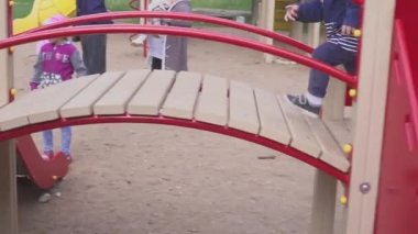 Çocuk oyun parkı veya anaokulu üzerinde oynanır. Çocuk eğlence eğlencelidir.