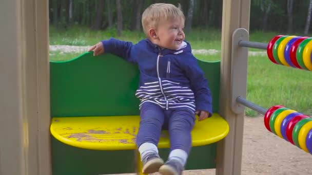 Niños Jugando Parque Chicas Jóvenes Bajando Tobogán Balanceándose Columpio Girando — Vídeos de Stock