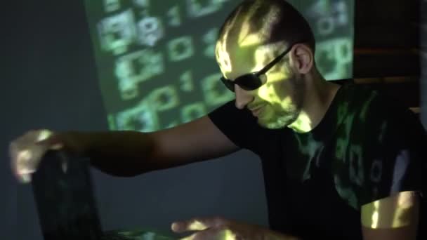 Hacker Hombre Gafas Sol Cuarto Oscuro Trabaja Con Código Del — Vídeos de Stock