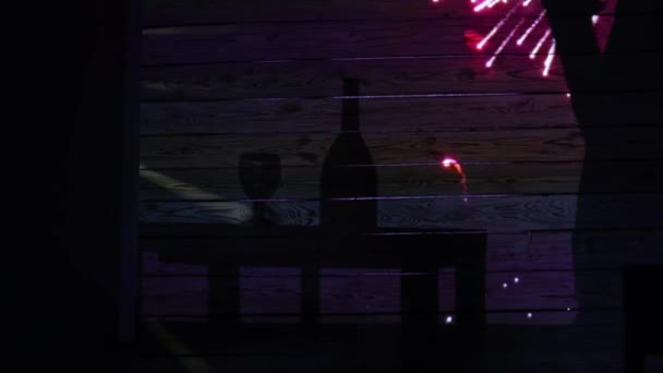 Ein einsamer trauriger Mann trinkt Alkohol auf einer Party mit Feuerwerk. das Thema der öffentlichen Einsamkeit. Konzept-Silhouette — Stockvideo
