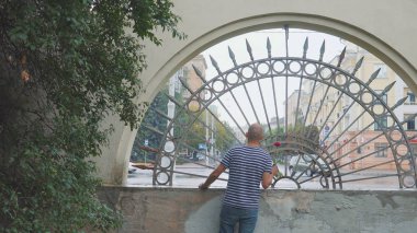 Adam sevgilisinin bir gülle buluşmasını ve elini sallamasını bekliyor. Memnun oldum.