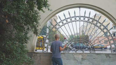 Adam sevgilisinin bir gülle buluşmasını ve elini sallamasını bekliyor. Memnun oldum.