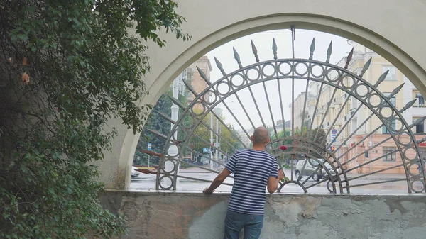 Adam sevgilisinin bir gülle buluşmasını ve elini sallamasını bekliyor. Memnun oldum.