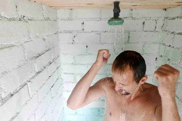 Genç yakışıklı komik adam bir duş alır. dansları duş. ağır çekim