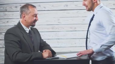 Ofiste mücadele belgelerle genç iş adamları.