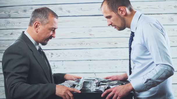 Dos hombres de negocios comparten el dinero. Argumenta y pelea. Uno quiere estrangular al otro por dinero. Concepto de codicia y asociación . — Vídeos de Stock