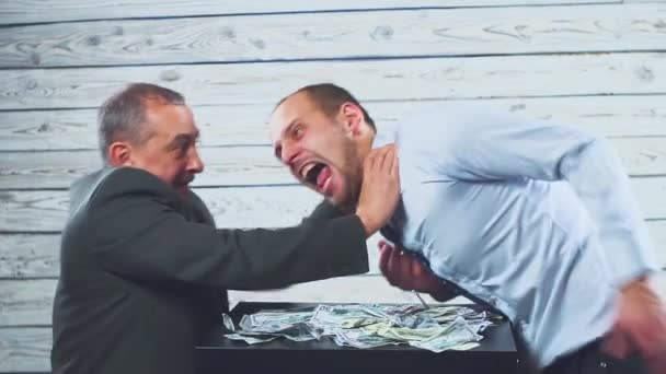 Twee Zakenmannen Delen Het Geld Argument Strijd — Stockvideo