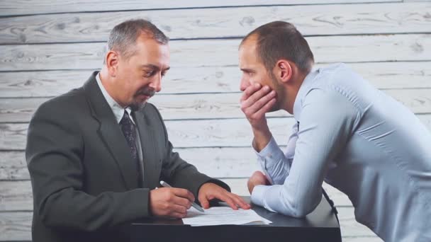 En colère moyenne patron caucasien criant gronder employé incompétent frustré pour mauvais travail ou échec commercial. Erreur dans les documents . — Video