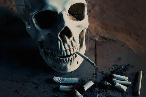 Fumar mata conceito, retrato de um crânio fumante — Fotografia de Stock