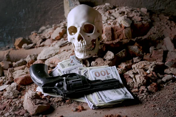 L'argent et un revolver près du crâne. Concept pénal — Photo