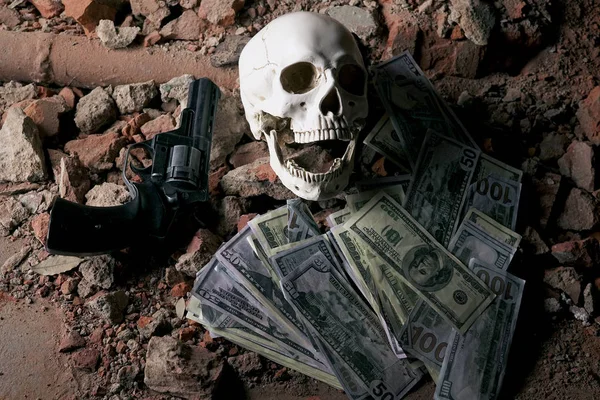 para ve bir tabanca kafatası yakın. Suç kavramı