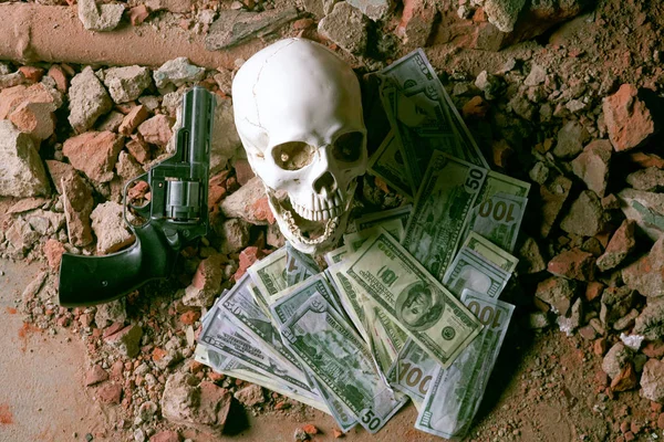 para ve bir tabanca kafatası yakın. Suç kavramı