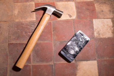 Bir smartphone, dokunmatik ekran cam yavaş hareket hızlı kırık isabet kazasında çekiç. Parçaları parçaları.