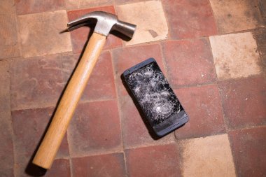 Bir smartphone, dokunmatik ekran cam yavaş hareket hızlı kırık isabet kazasında çekiç. Parçaları parçaları.