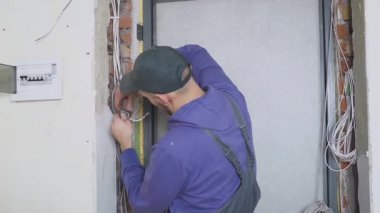 bir elektrikçi kablo kablo döşeme iş başında