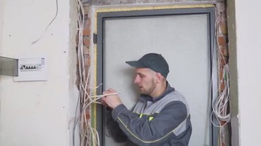 bir elektrikçi kablo kablo döşeme iş başında