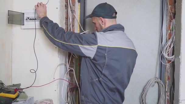 elektrikář v práci měří elektrický proud