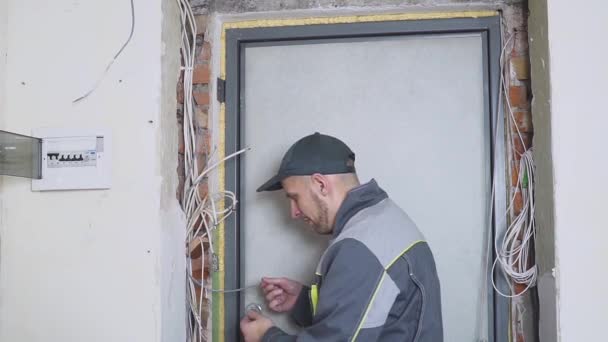 Un electricista en el trabajo tendiendo cable de cableado — Vídeos de Stock