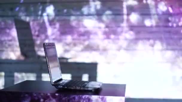 A sombra de um homem a trabalhar num computador com fogo de artifício. Trabalho em umas férias — Vídeo de Stock