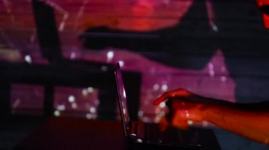 Havai fişeklerle bilgisayar başında çalışan bir adamın gölgesi. Tatilde çalış.