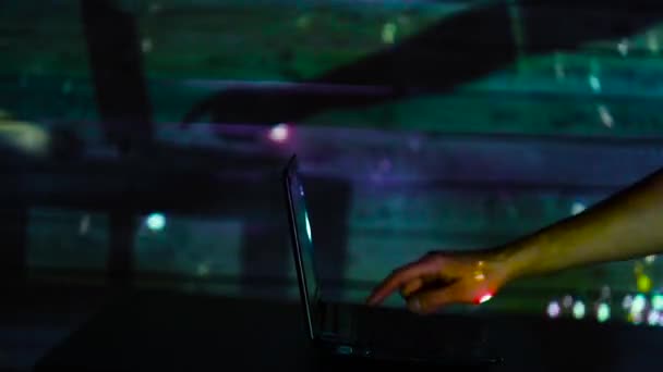 The shadow of a man working at a computer with fireworks. Work on a holiday — Stock Video