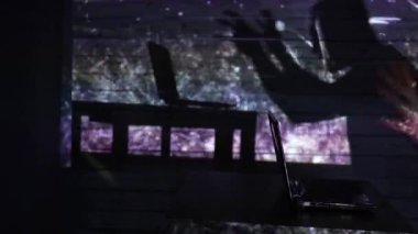 Havai fişeklerle bilgisayar başında çalışan bir adamın gölgesi. Tatilde çalış.