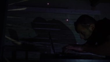 Havai fişeklerle bilgisayar başında çalışan bir adamın gölgesi.