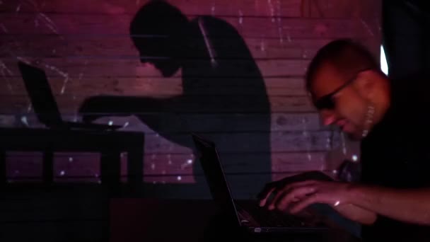 La sombra de un hombre trabajando en una computadora con fuegos artificiales — Vídeos de Stock