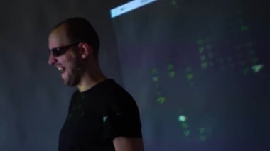 hacker monitörden ikili kodları ile gülüyor. Hacker sitenizin saldırıya ve sevinir. Programcı başarısı.