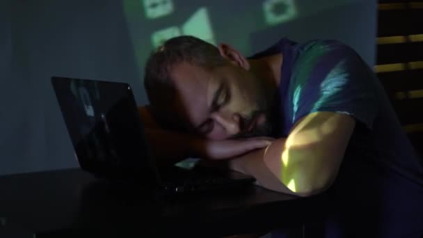 Un hacker in una stanza buia si è addormentato vicino al computer. funziona con il codice del programma. concetto di criminalità informatica . — Video Stock