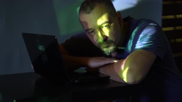 어두운 방에서 남자 해커를 컴퓨터 가까이 자 고 했다. 프로그램 코드와 함께 작동 합니다. 사이버 범죄에 대 한 개념. — 비디오