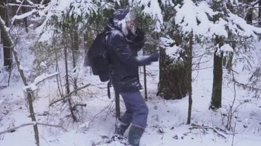 Yakında Noel tatili. Kış ormanda dans ve ağaçlar sallayarak mutlu adam