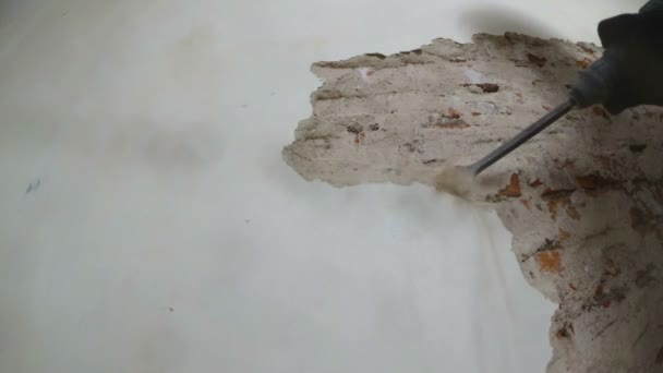 A munkavállaló a védőöltözet lerombolja gipszkarton fal. A bélyeg és a Közelkép. vakolat alá.. — Stock videók