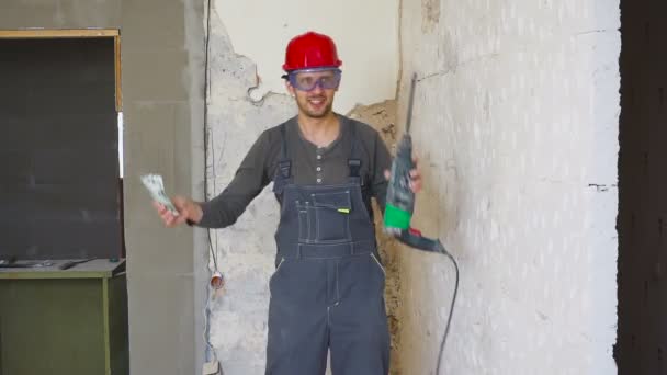 Emocjonalne szczęśliwy builder z dużo pieniędzy euro pomieszczeniu. — Wideo stockowe